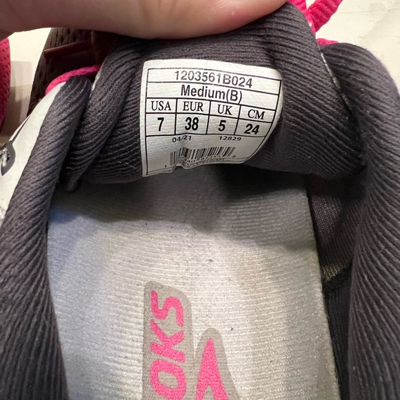 Woman’s Brooks - Picture 5 of 5